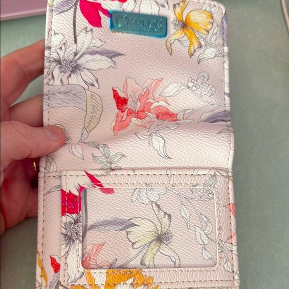 Carlos by Carlos Santana NWT Cream and Red Wallet with Floral Design - Picture 1 of 3